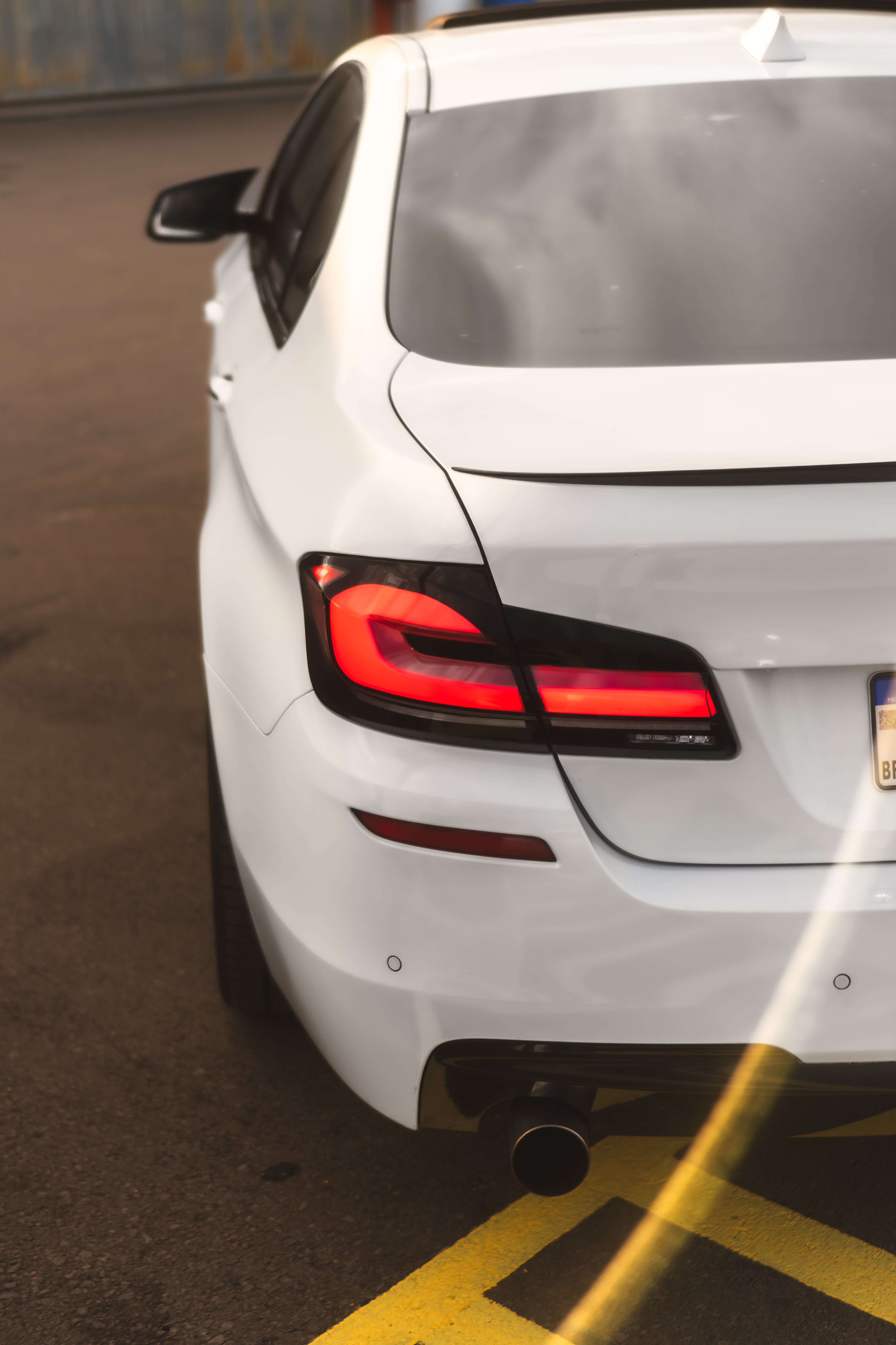 Lanterna traseira LED e escapamento