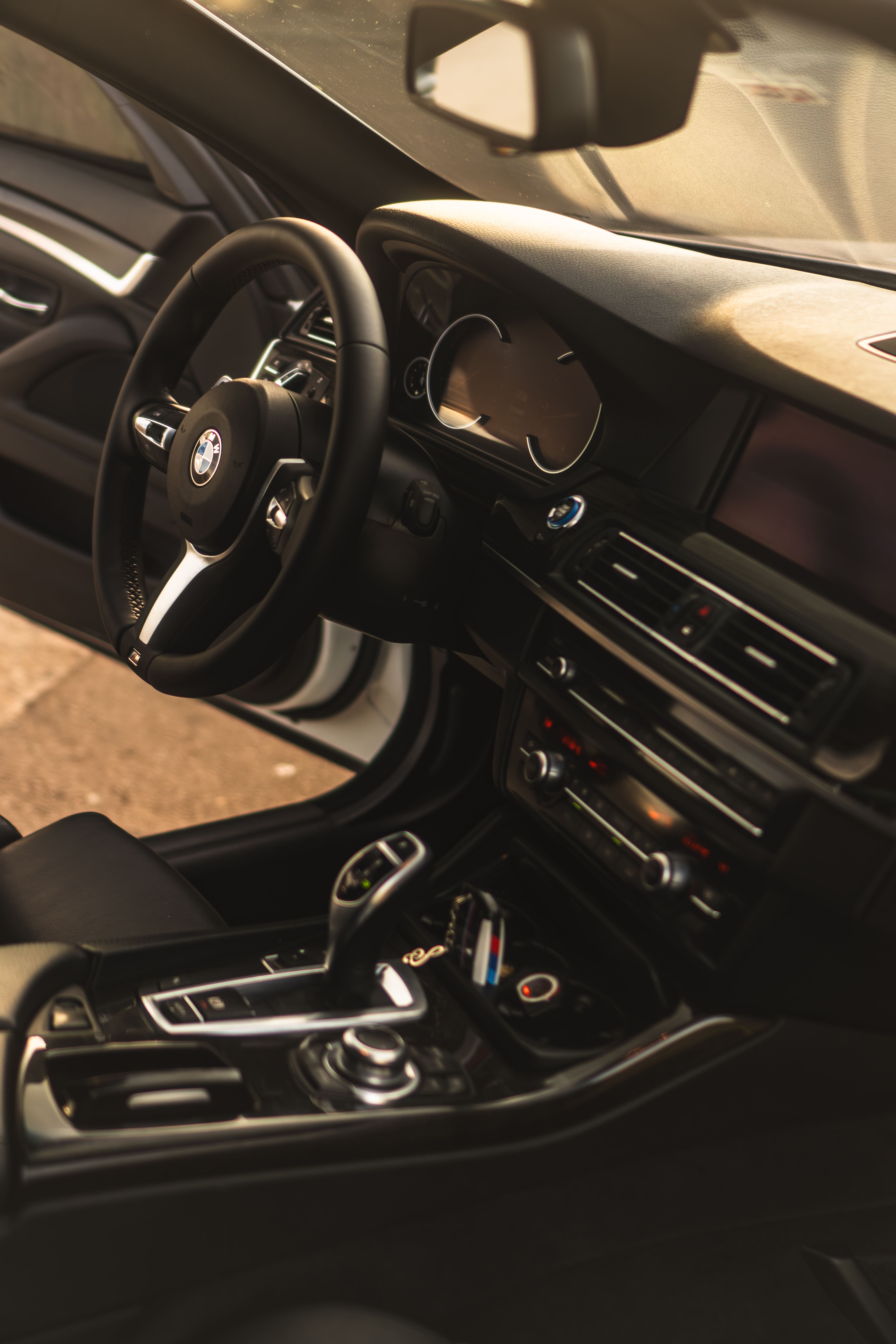 Interior M Sport com volante BMW e painel