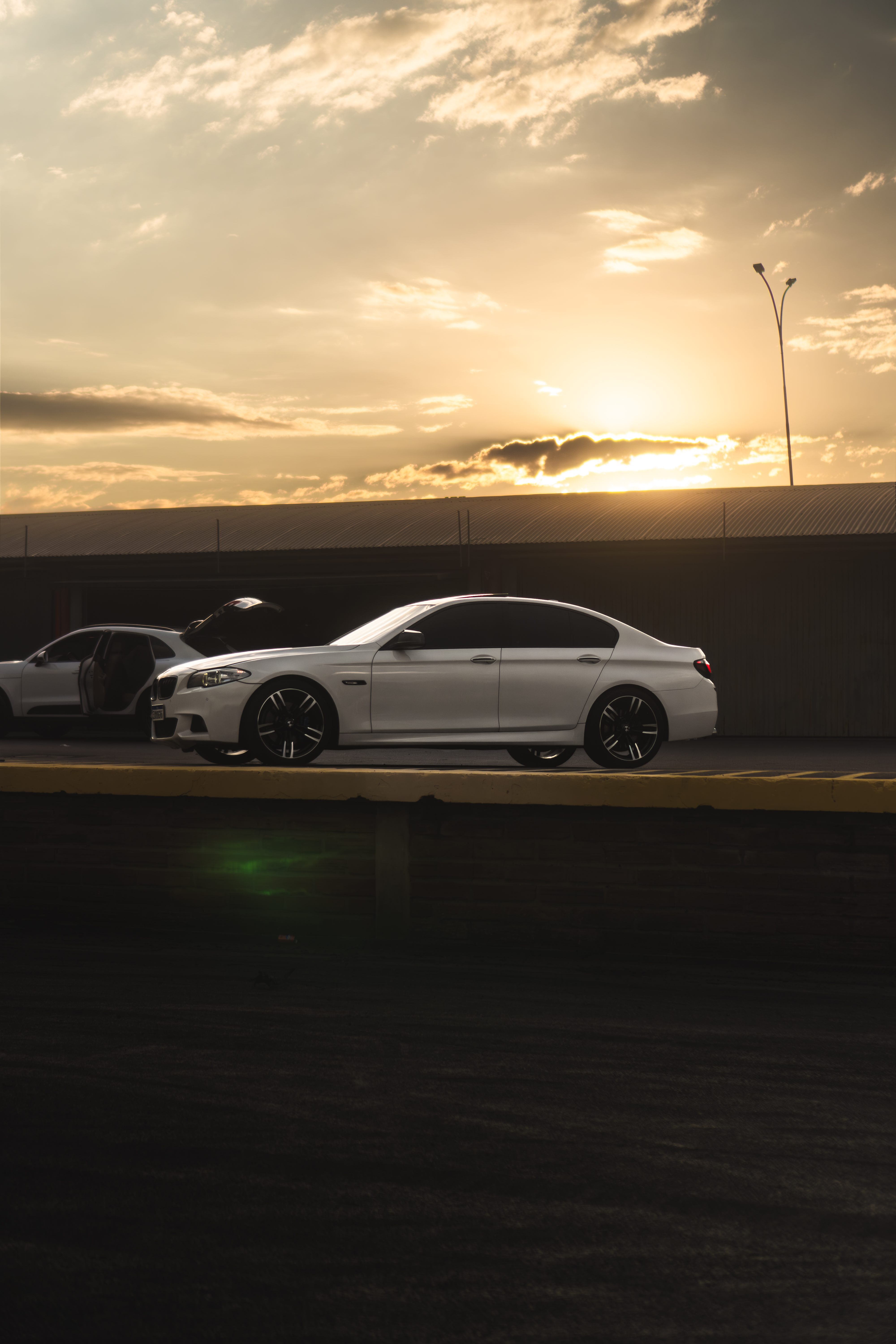 BMW 535i M Sport - Vista lateral no aut\u00F3dromo ao p\u00F4r do sol